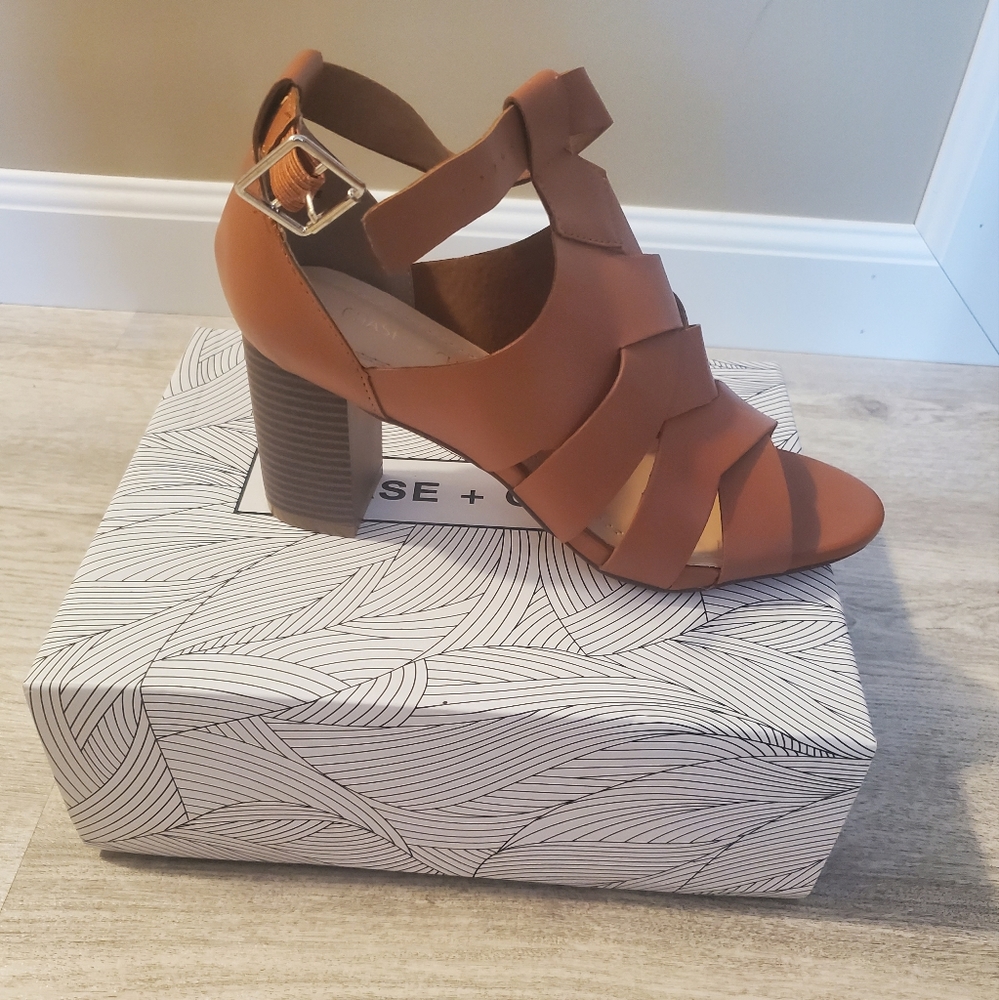 Chase and Chloe Brown block heel strappy Sandals Size 7